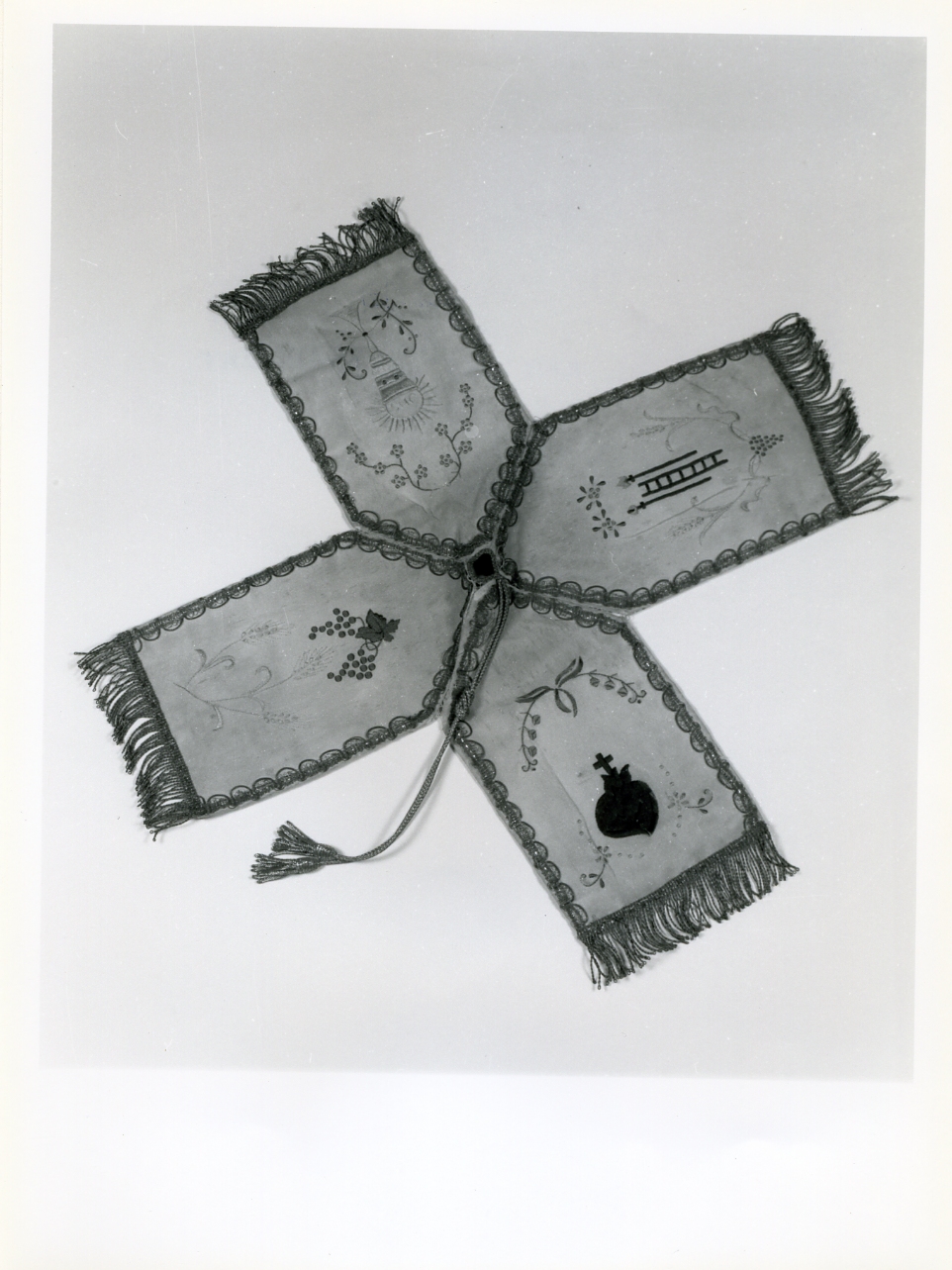 conopeo di pisside - manifattura napoletana (sec. XVIII)