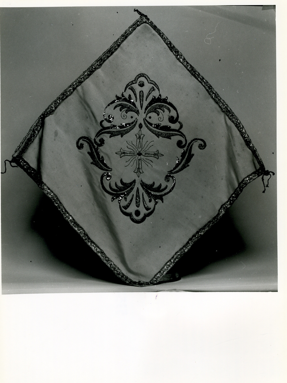 conopeo di pisside - manifattura napoletana (secondo quarto sec. XX)