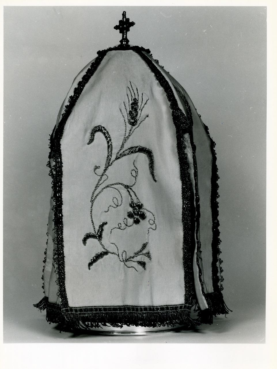 conopeo di pisside - manifattura napoletana (secondo quarto sec. XX)