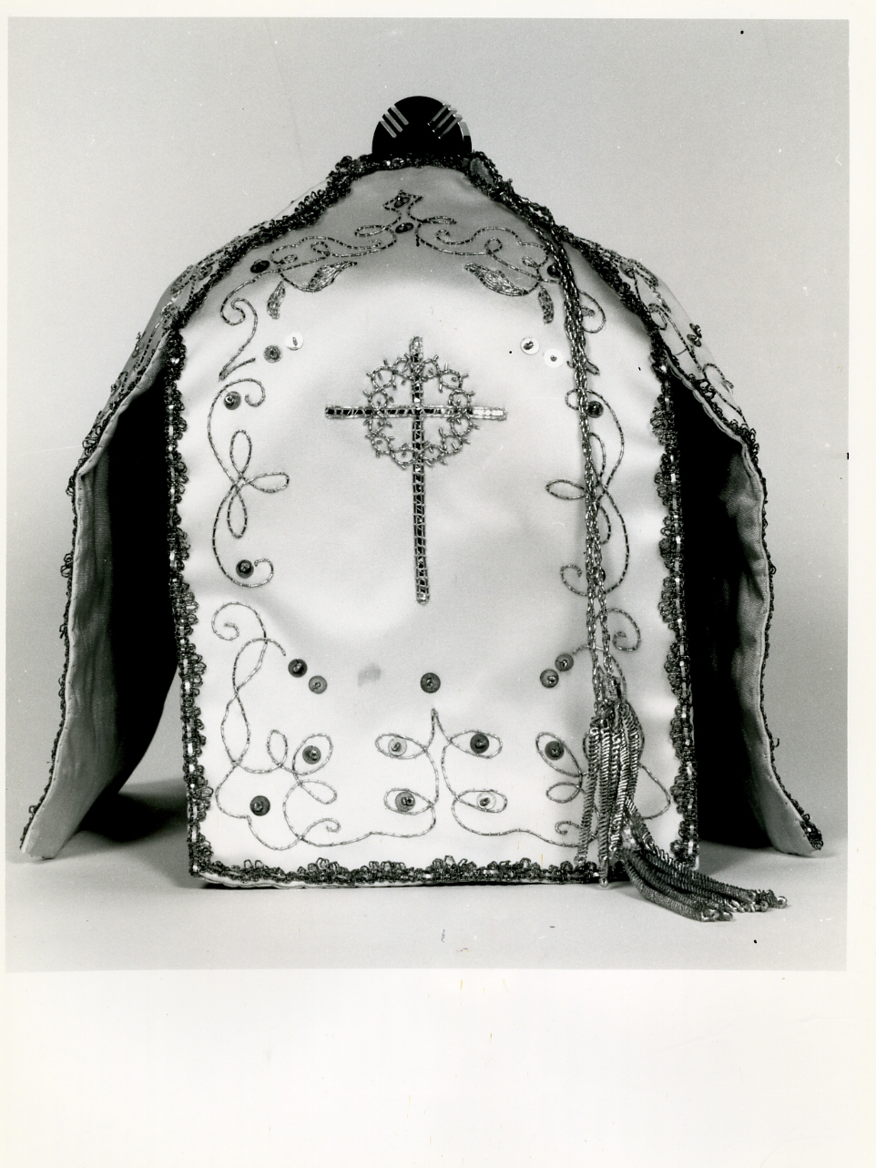 conopeo di pisside - manifattura napoletana (secondo quarto sec. XX)