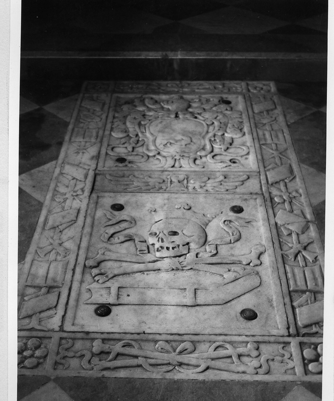 lastra tombale - bottega napoletana (prima metà sec. XVII)