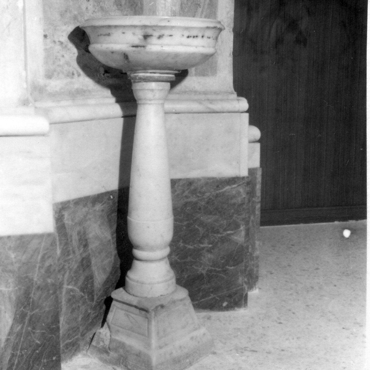 acquasantiera - a fusto - bottega napoletana (sec. XVI)