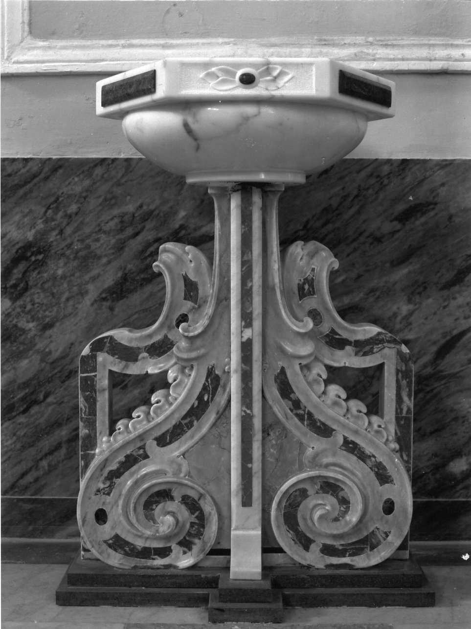 acquasantiera - a fusto - bottega napoletana (seconda metà sec. XVIII)