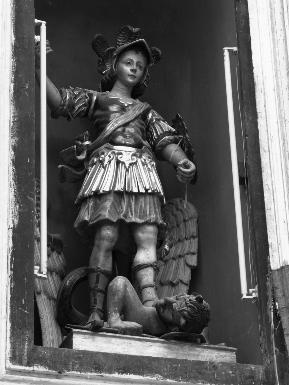 San Michele Arcangelo combatte Satana (statua) - bottega napoletana (prima metà sec. XVIII)