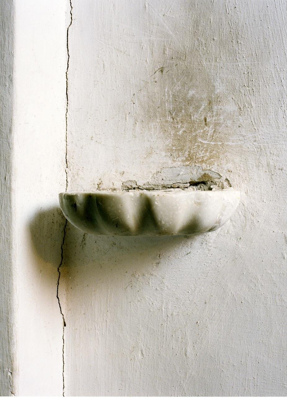 acquasantiera - a conchiglia - bottega napoletana (secondo quarto sec. XVIII)