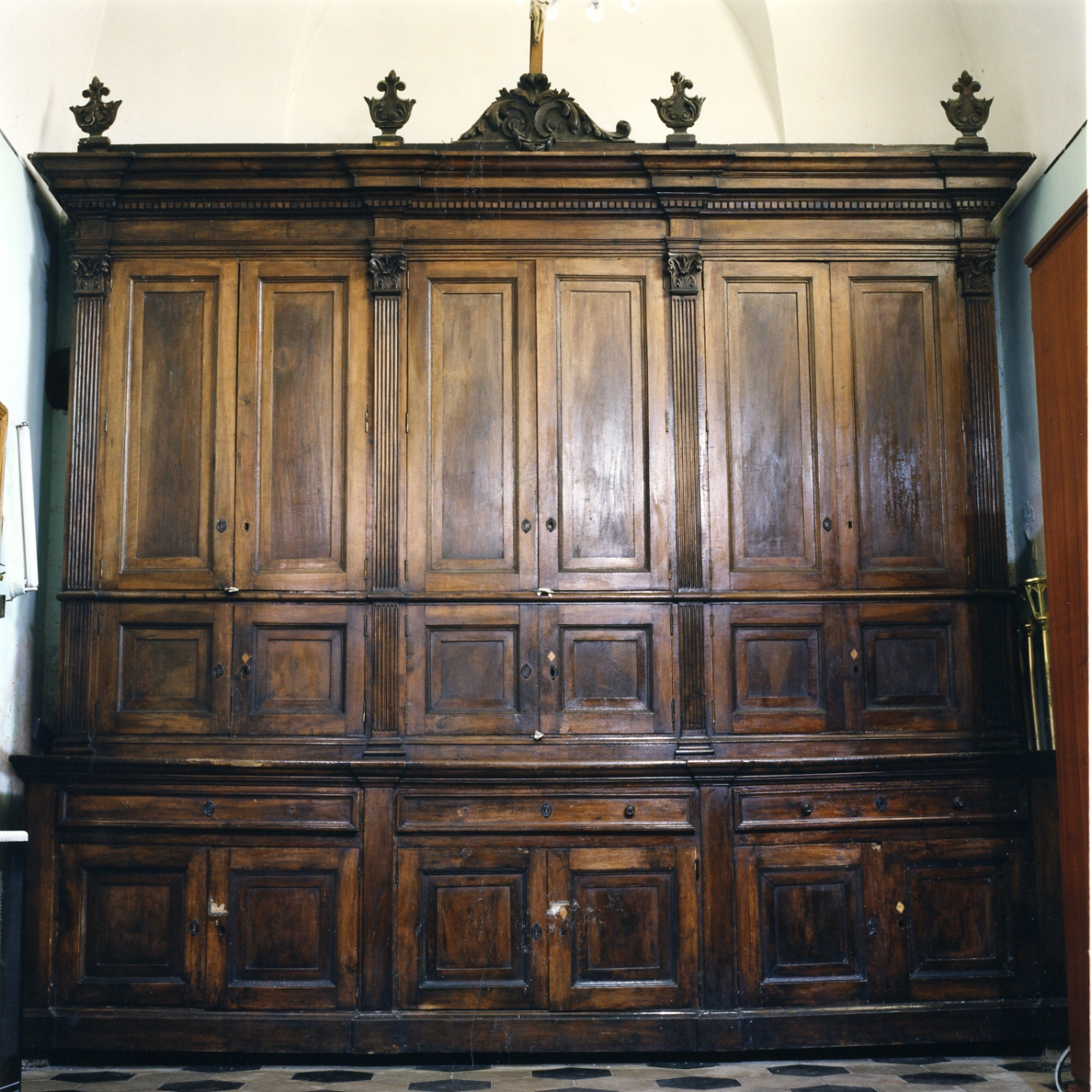 mobile da sacrestia con alzata - bottega napoletana (fine sec. XIX)