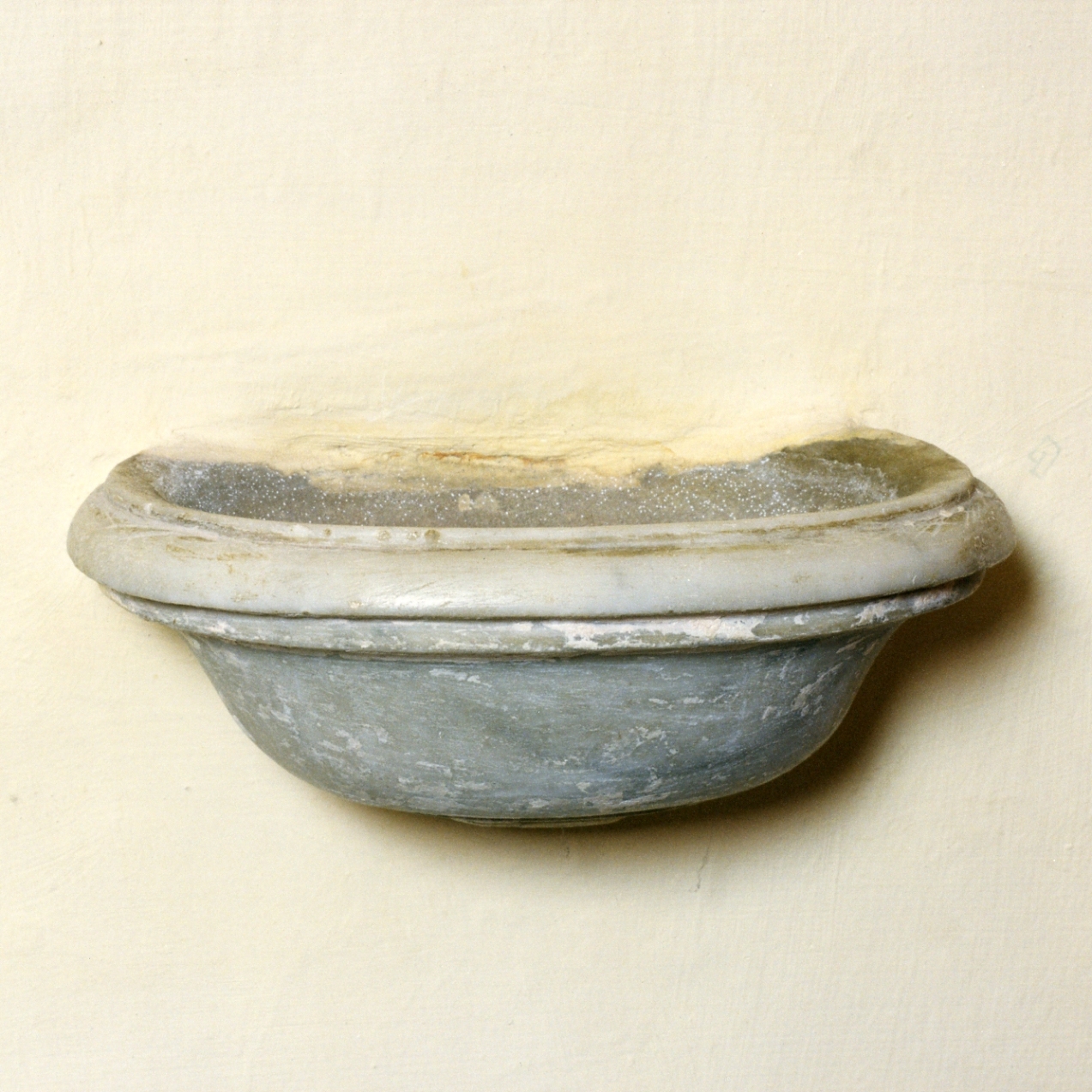 acquasantiera da parete - bottega napoletana (secondo quarto sec. XX)