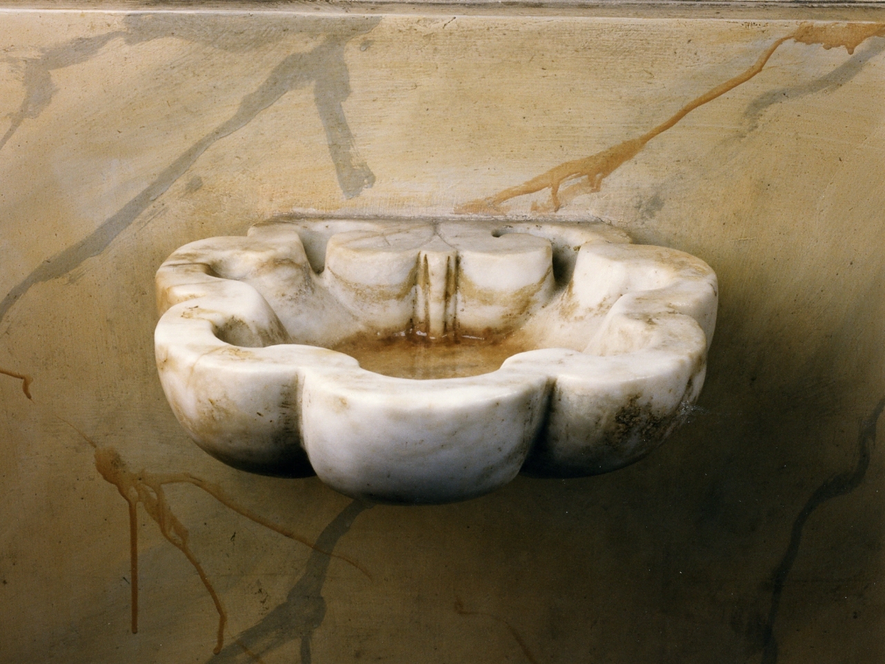 acquasantiera - a conchiglia, serie - bottega campana (sec. XVII)