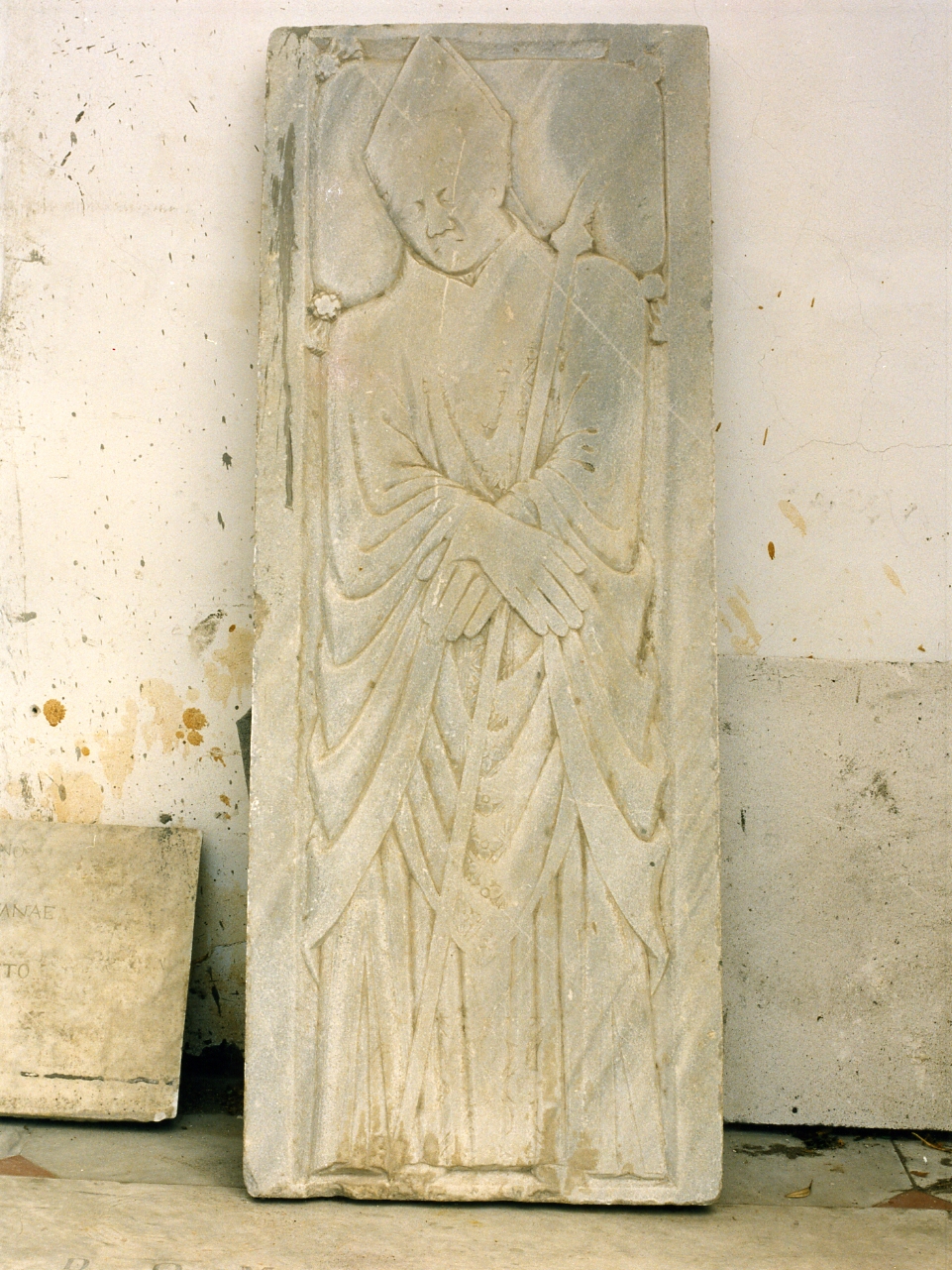 lastra tombale - bottega napoletana (seconda metà sec. XIV)