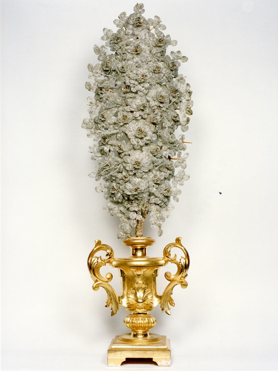 vaso d'altare con composizione floreale, serie - bottega napoletana, manifattura Italia meridionale (seconda metà sec. XVIII)