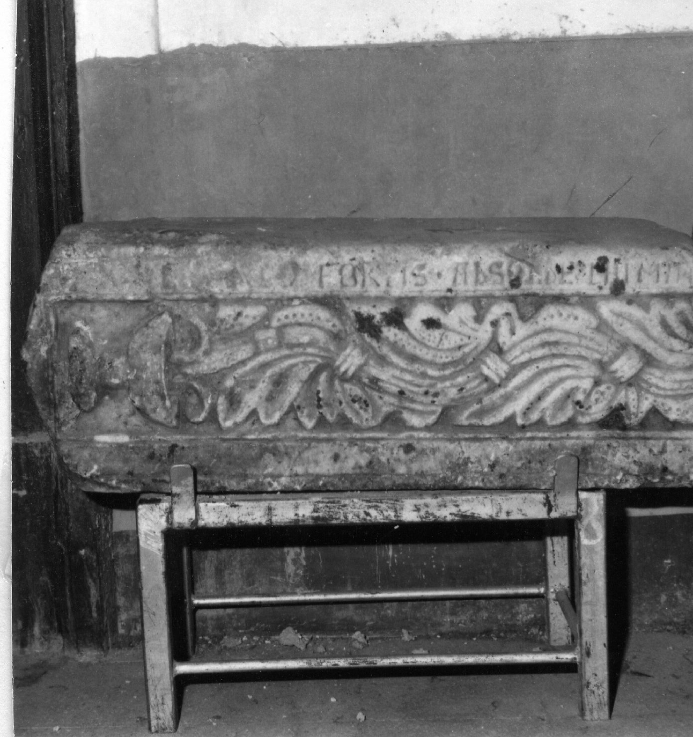 decorazione plastica, frammento - bottega napoletana (prima metà sec. XII)