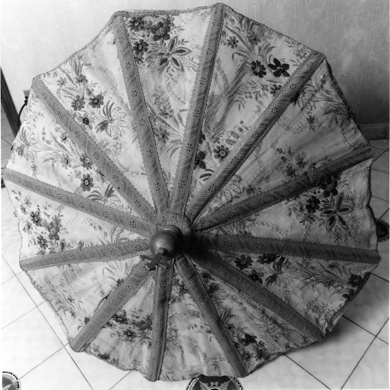 ombrellino processionale - bottega napoletana (primo quarto sec. XX)