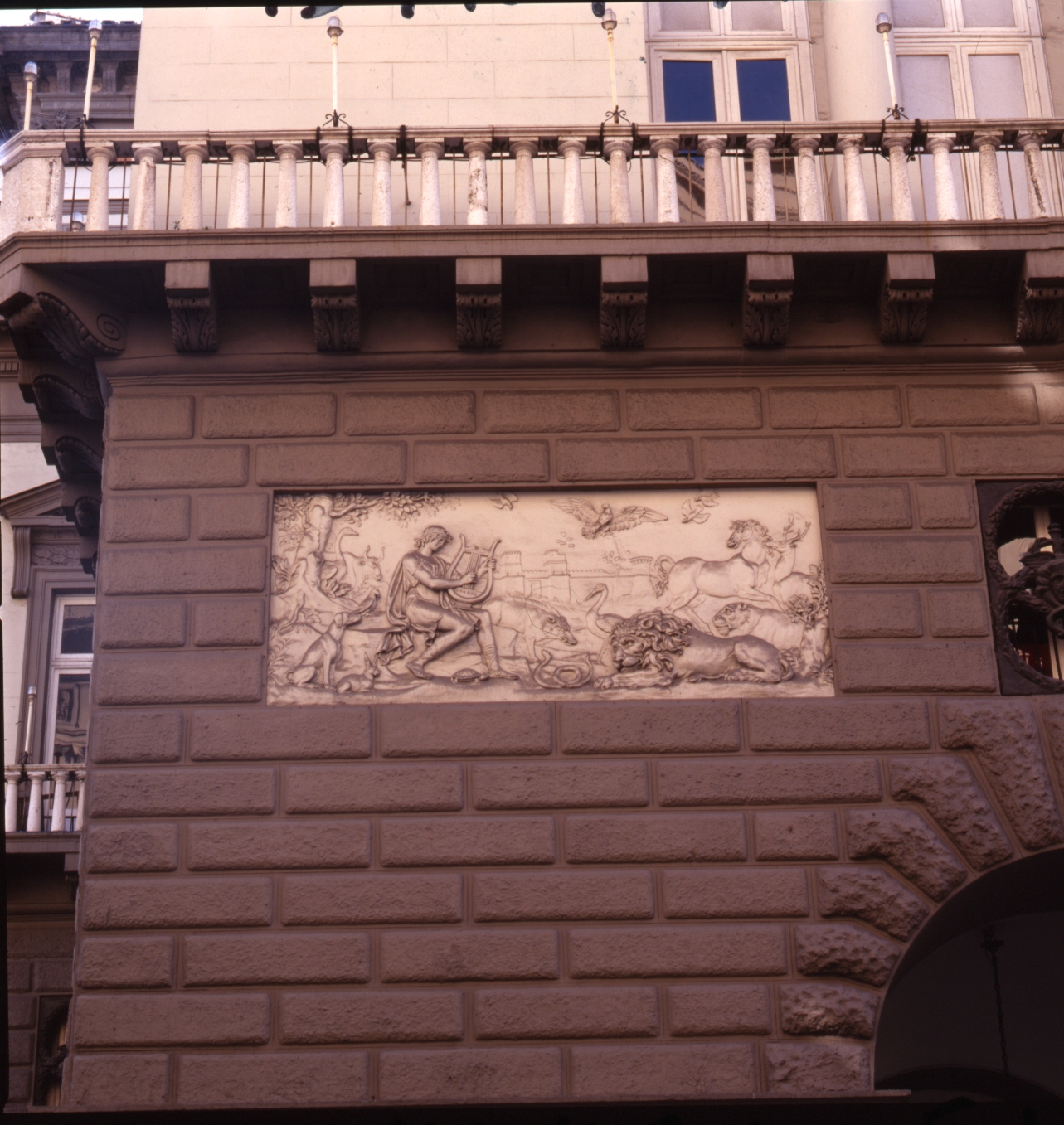 Anfione edifica Tebe al suono della cetra (rilievo) di Niccolini Antonio, Viva Angelo (inizio sec. XIX)