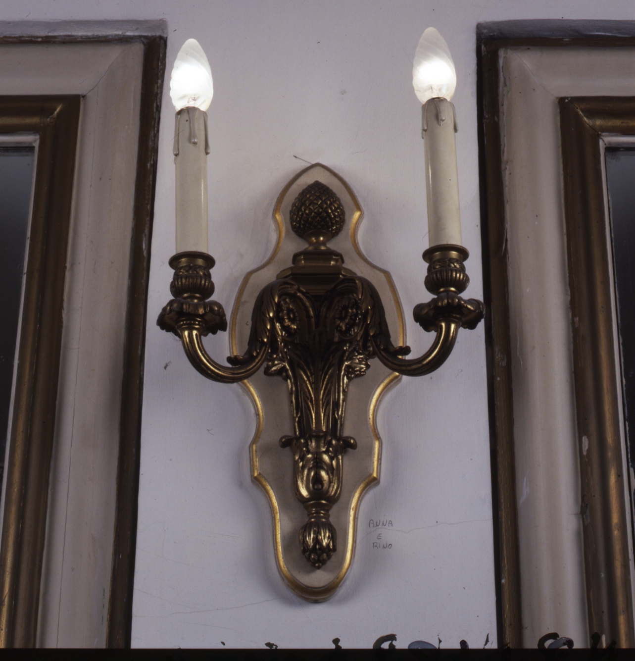 lampada - a muro, serie - bottega napoletana (seconda metà sec. XIX)