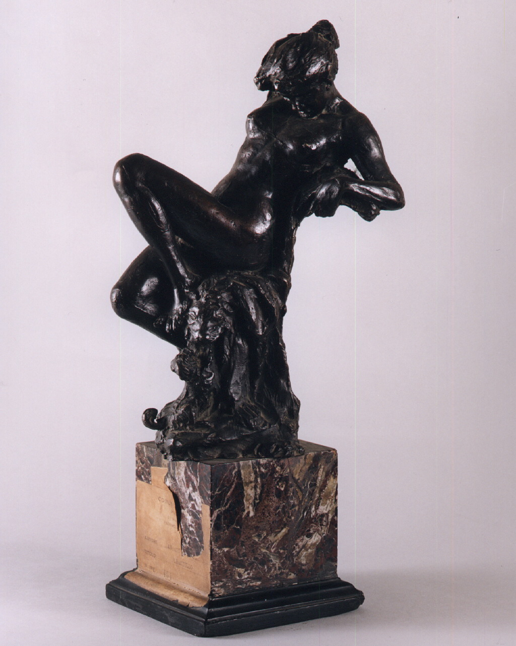 trastullo, figura femminile (statuetta) di Avolio (primo quarto sec. XX)