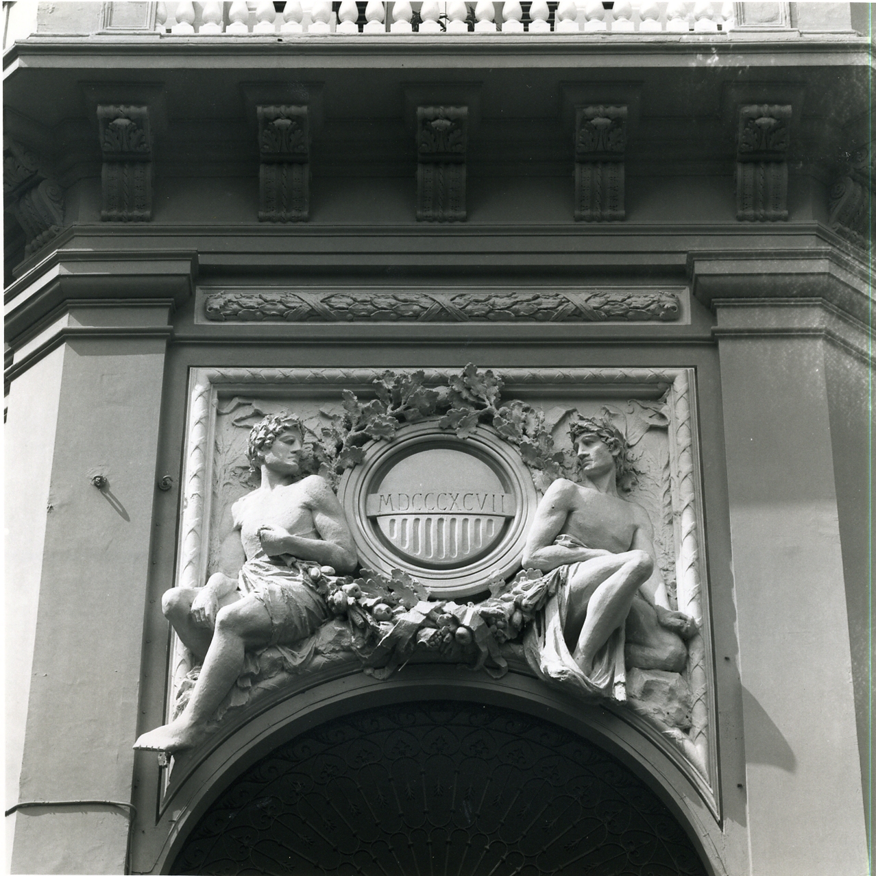 coppia di figure maschili reggenti un festone e rami d'alloro (rilievo) - bottega napoletana (sec. XIX)