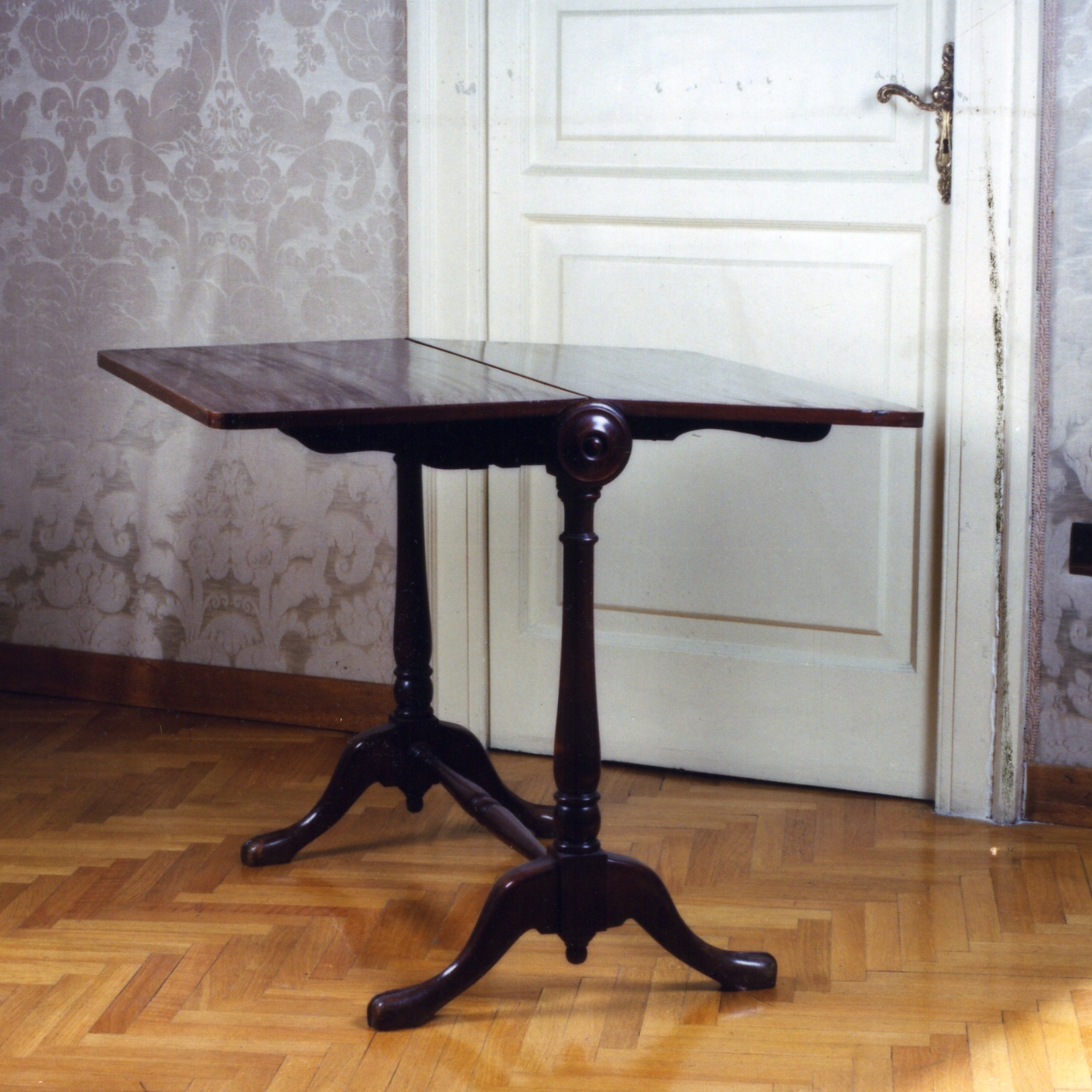 tavolino da gioco - bottega inglese (seconda metà sec. XIX)