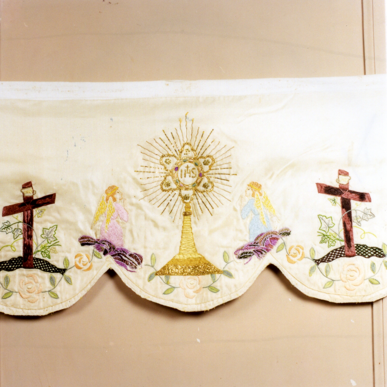 monogramma di Cristo (tovaglia d'altare) - manifattura napoletana (metà sec. XX)