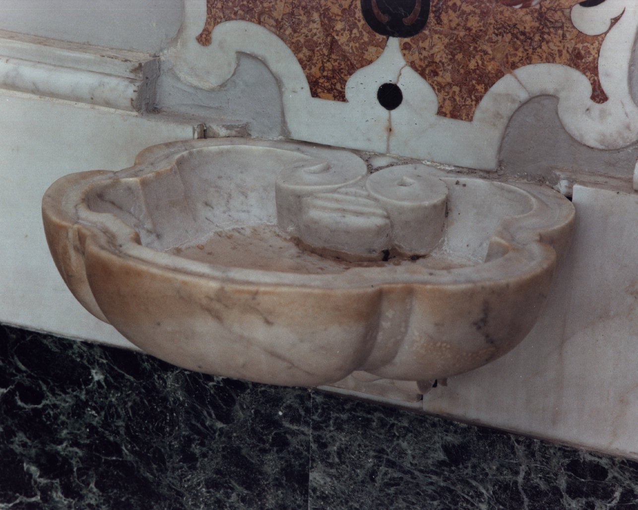 acquasantiera da parete - bottega napoletana (seconda metà sec. XVII)