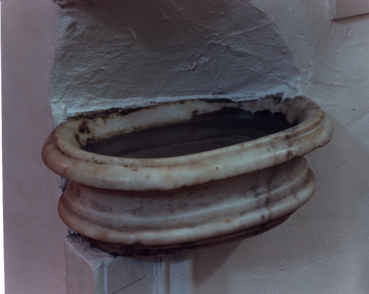 acquasantiera da parete - bottega napoletana (fine sec. XVI)