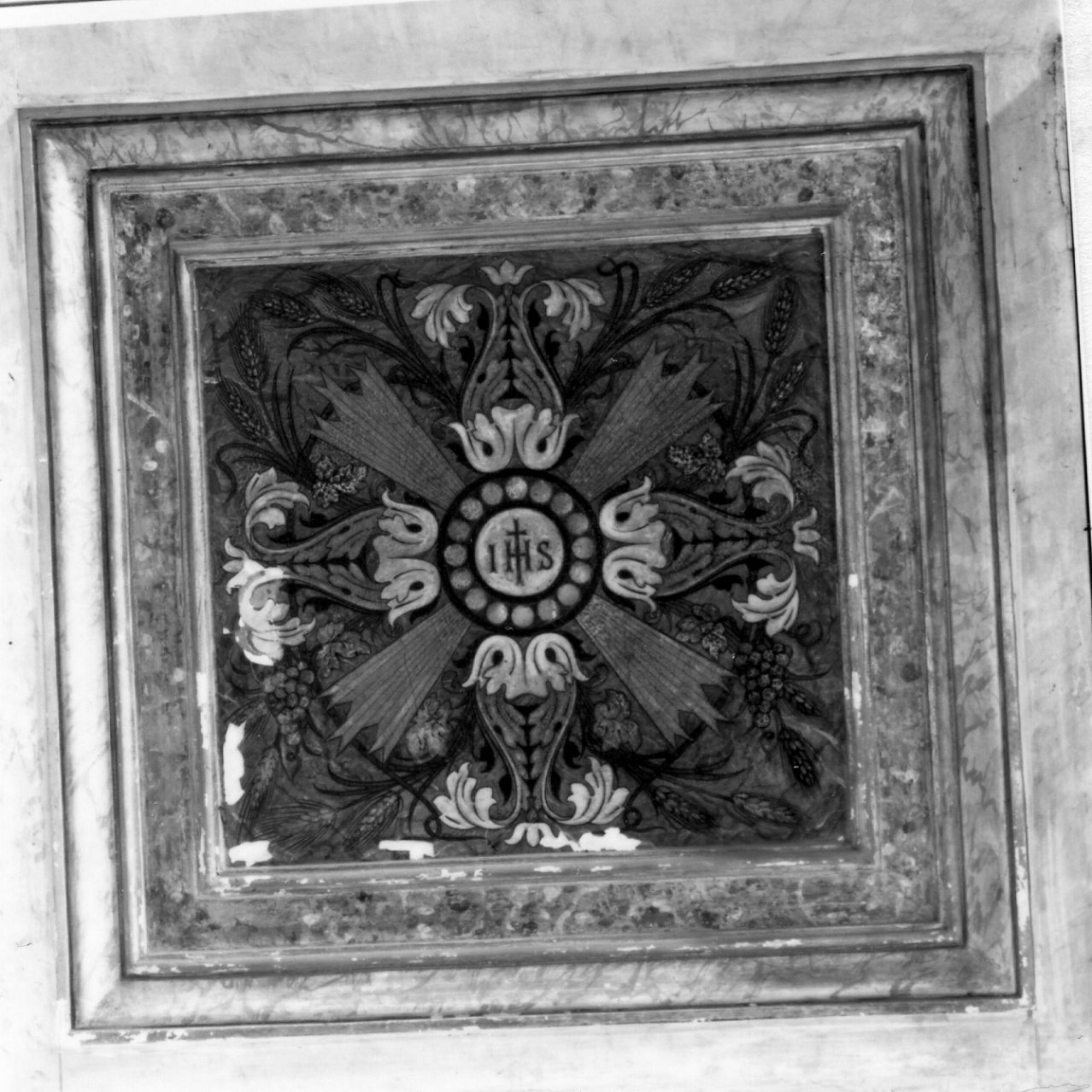 monogramma cristologico (pannello, serie) di Dente G. F (prima metà sec. XX)