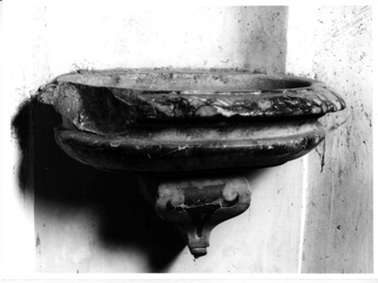 acquasantiera da parete, serie - bottega napoletana (prima metà sec. XVIII)