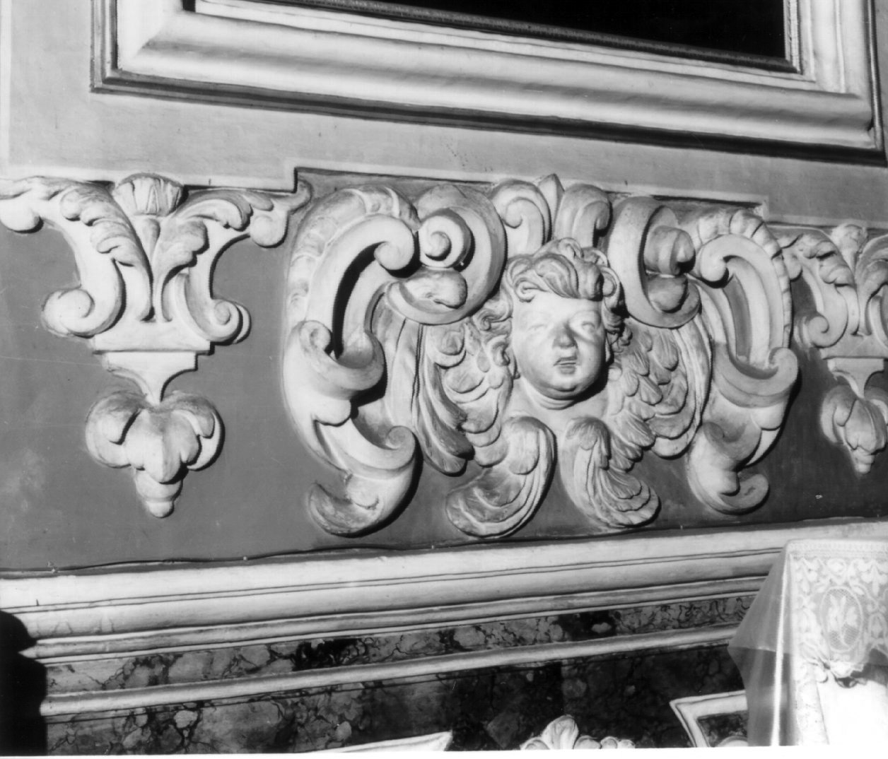 ANGELI CON MOTIVI DECORATIVI A VOLUTE (DECORAZIONE PLASTICA, INSIEME) di  (SEGUACE) - BOTTEGA NAPOLETANA (ULTIMO QUARTO sec. XVII)