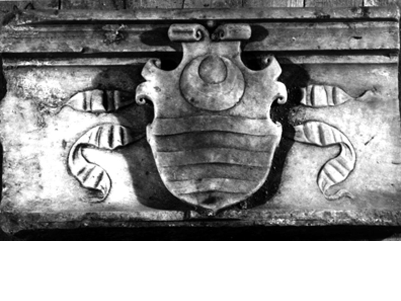 stemma (lastra, frammento) - bottega napoletana (prima metà sec. XVI)