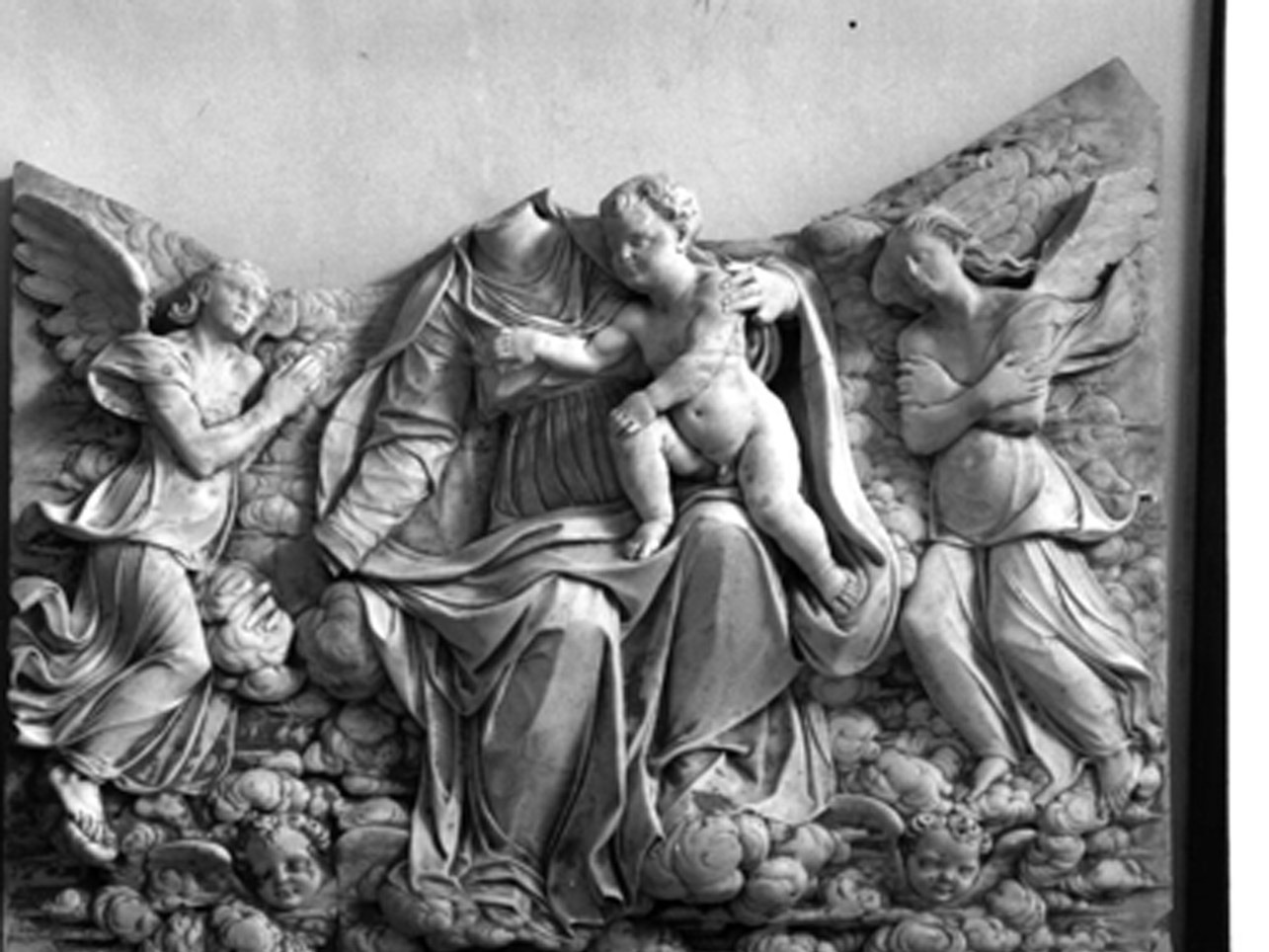 Madonna con Bambino e angeli (rilievo) di Caccavello Annibale (metà sec. XVI)