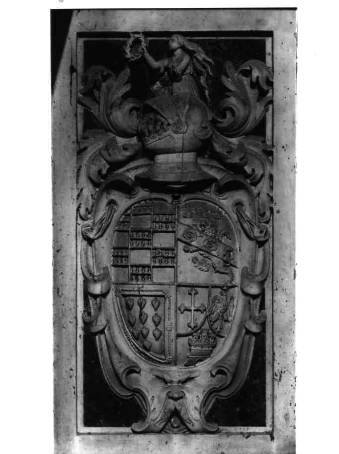 stemma gentilizio (rilievo, serie) - bottega napoletana (prima metà sec. XVII)