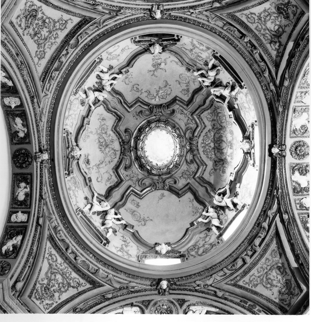 angeli reggicornice (decorazione plastica) di Candido Giuseppe (terzo quarto sec. XVIII)