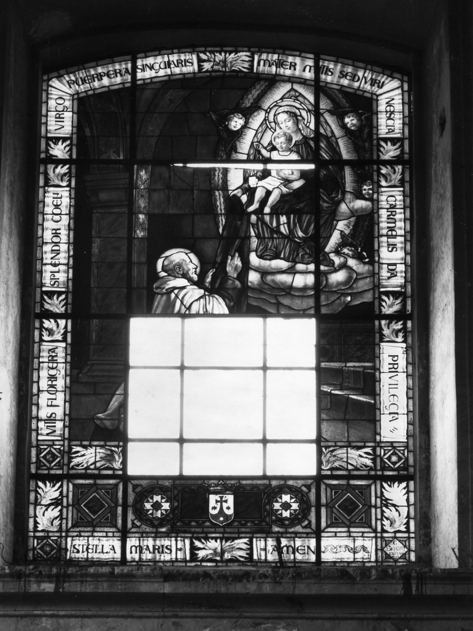 San Simone Stock riceve dalla Madonna lo scapolare (vetrata) di Virgilio Antonio, Bertuzzi G (metà sec. XX)