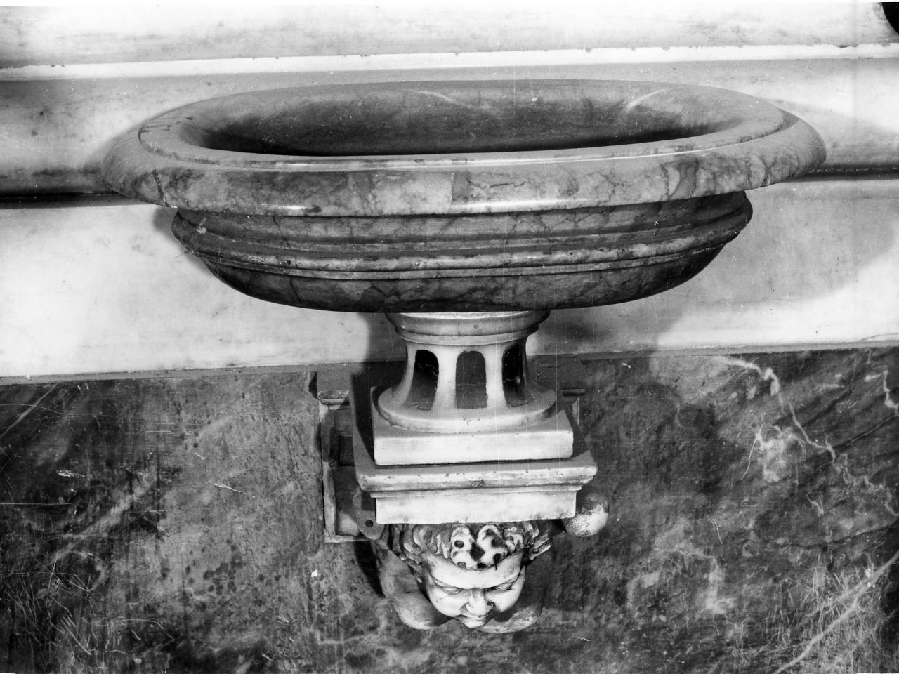 acquasantiera - bottega napoletana (metà sec. XVII)