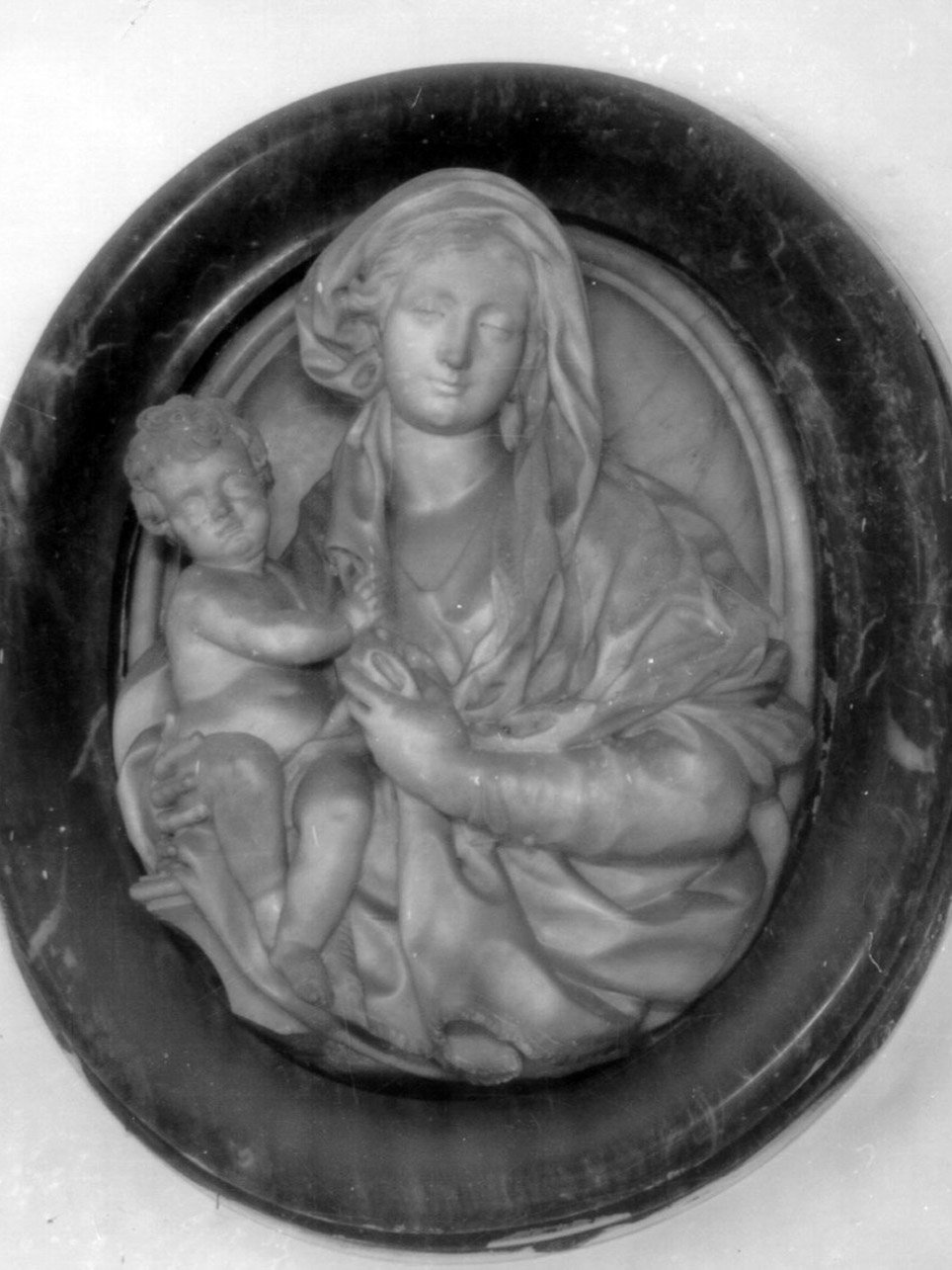 Madonna con Bambino (rilievo) di Sammartino Giuseppe (cerchia) (seconda metà sec. XVIII)