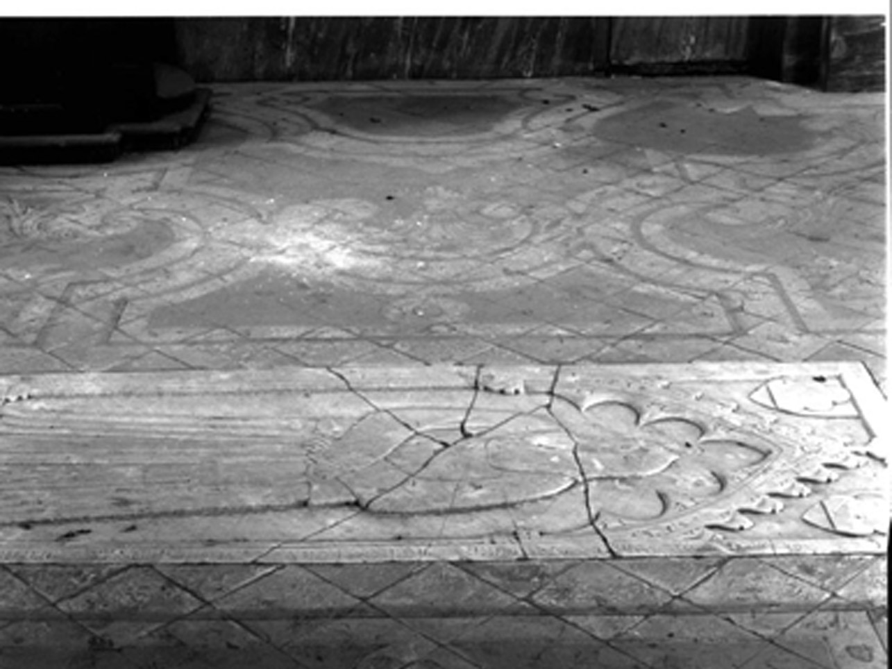 LASTRA TOMBALE - BOTTEGA NAPOLETANA (TERZO QUARTO sec. XIV)