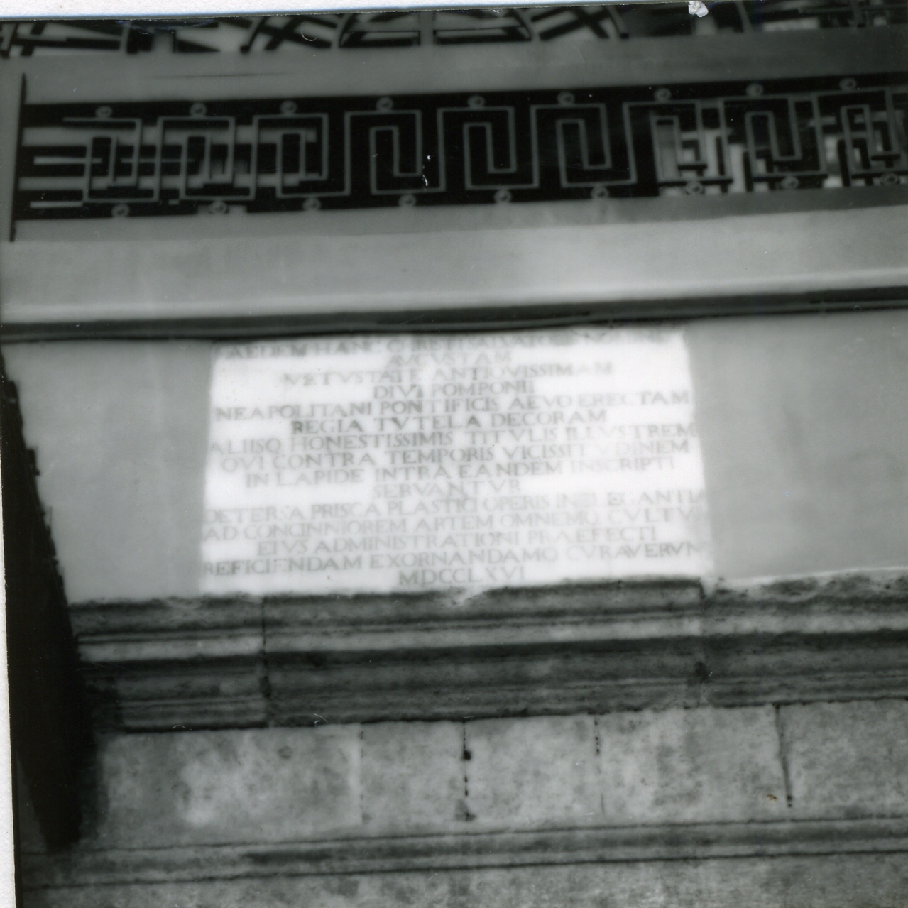 lapide celebrativa - bottega napoletana (sec. XVIII)