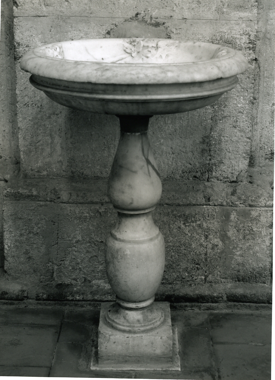 acquasantiera - a fusto - bottega napoletana (inizio sec. XVI)