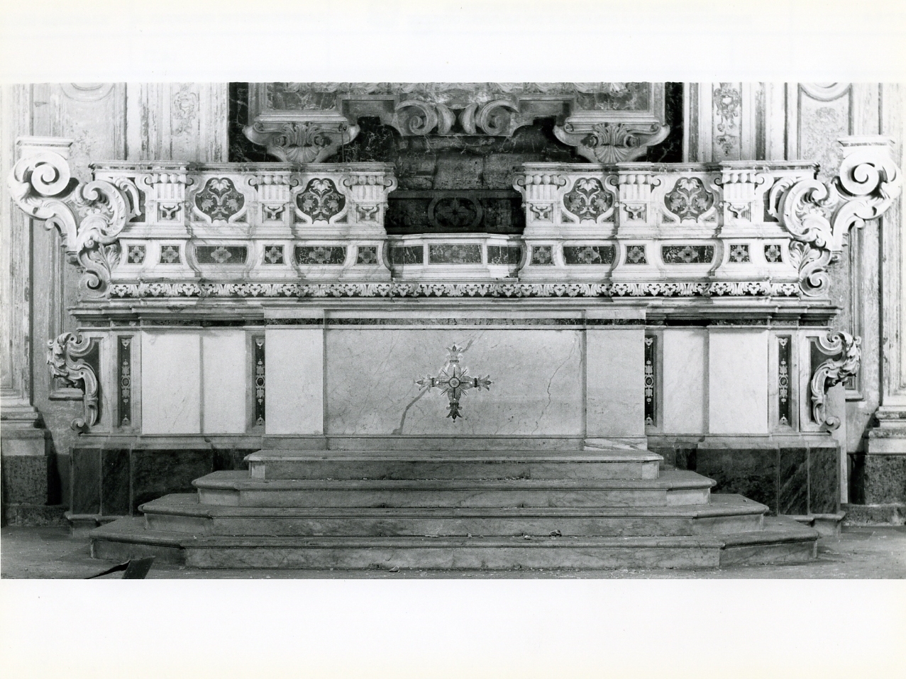 ALTARE MAGGIORE - BOTTEGA NAPOLETANA (PRIMO QUARTO sec. XVIII)