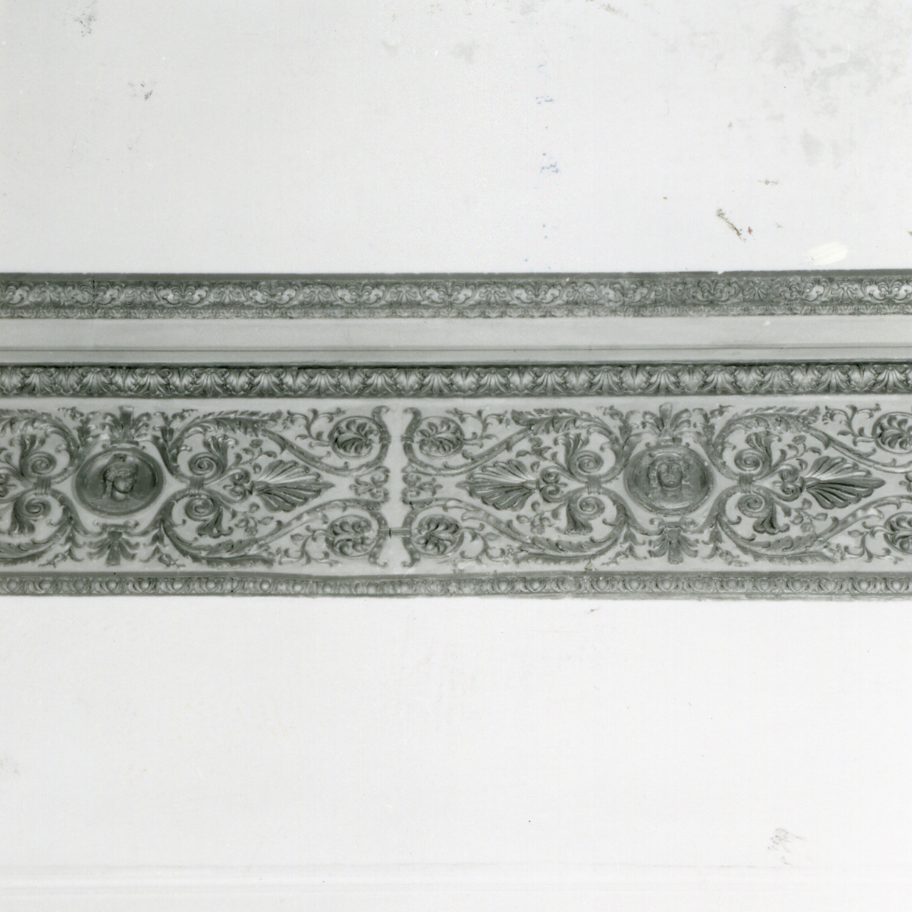 motivi decorativi a girali/ ritratti di uomini illustri (decorazione plastica) - bottega napoletana (sec. XIX)