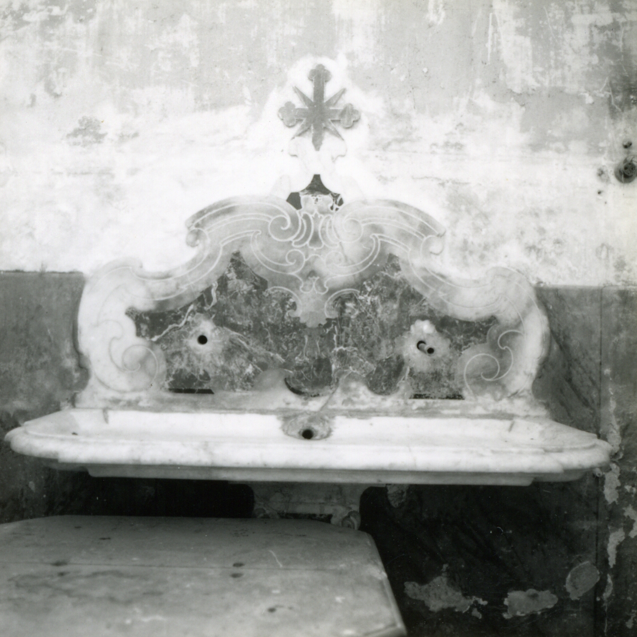 acquasantiera da parete - bottega napoletana (inizio sec. XVIII)