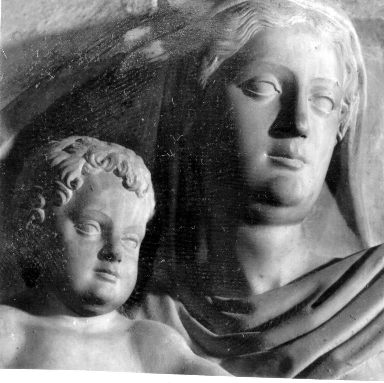 Madonna con Bambino (rilievo, elemento d'insieme) - bottega napoletana (metà sec. XVI)