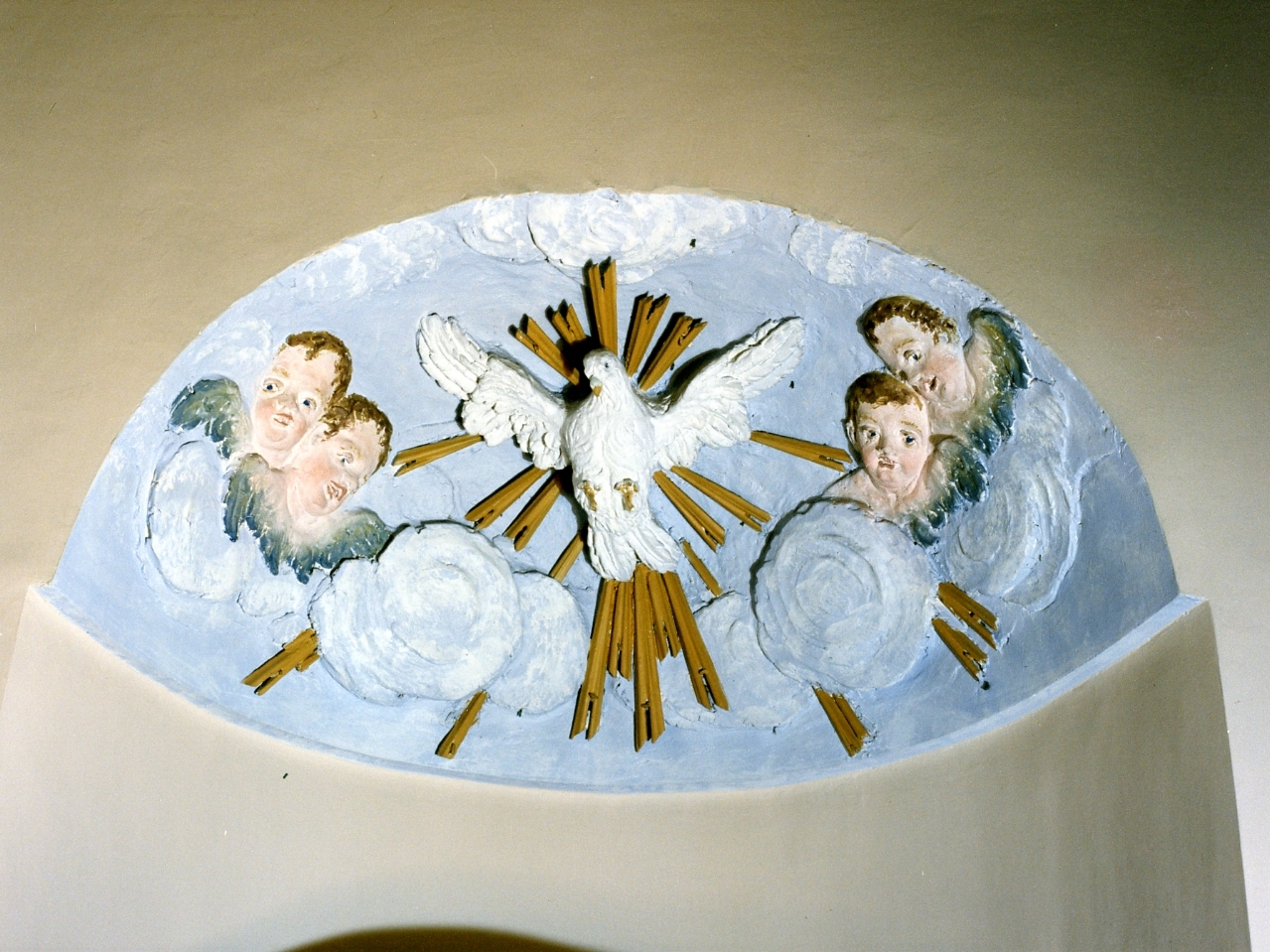 colomba dello Spirito Santo e cherubini (decorazione plastica) - bottega napoletana (sec. XX)