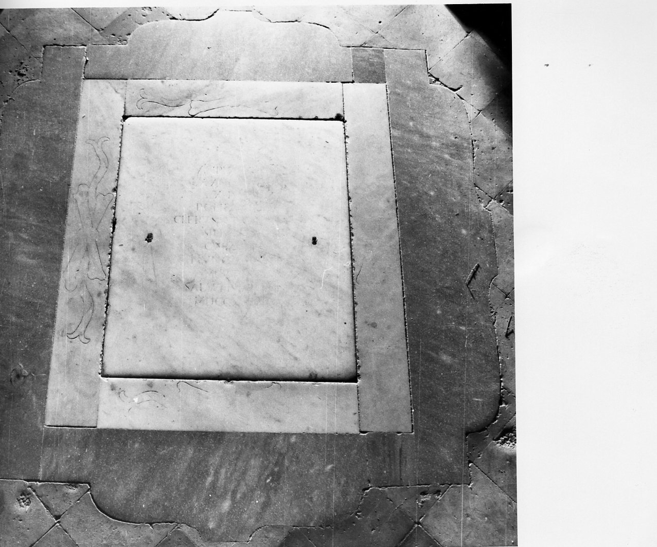 lastra tombale - bottega napoletana (secondo quarto sec. XVIII)