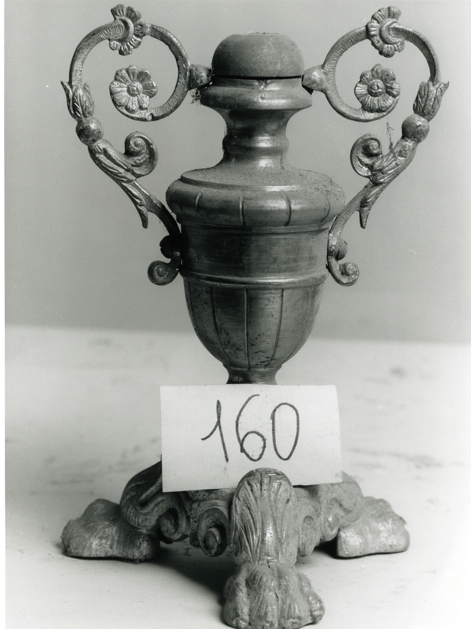 vaso d'altare con composizione floreale - bottega napoletana (inizio sec. XX)