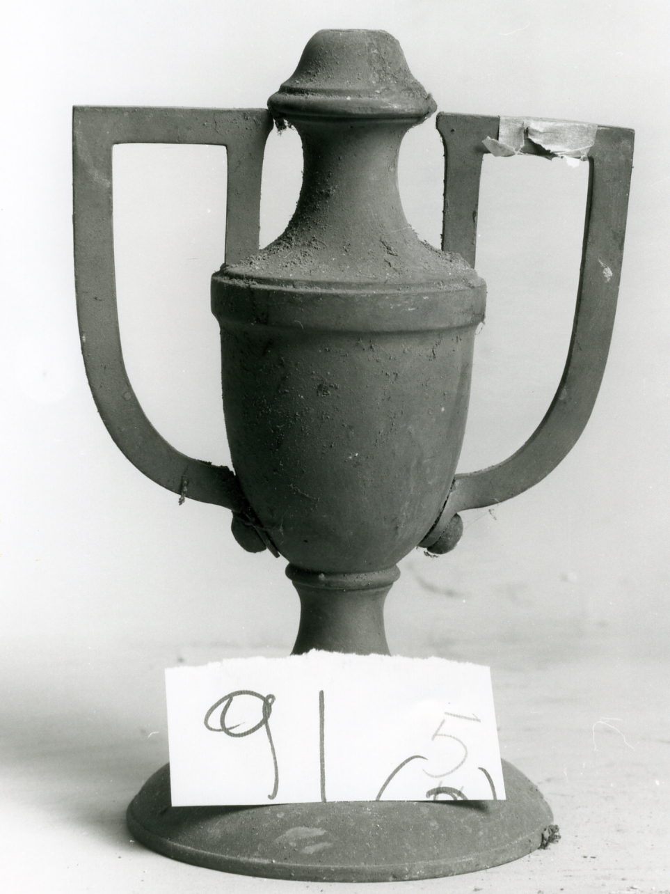 vaso d'altare con composizione floreale, serie - bottega napoletana (inizio sec. XX)