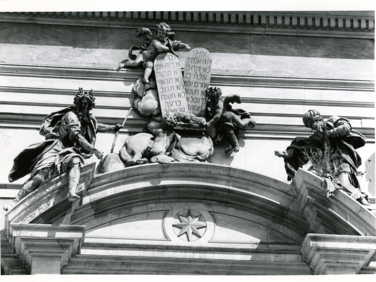 putti sorreggenti le tavole della legge (gruppo scultoreo) di Vaccaro Domenico Antonio (sec. XVIII)