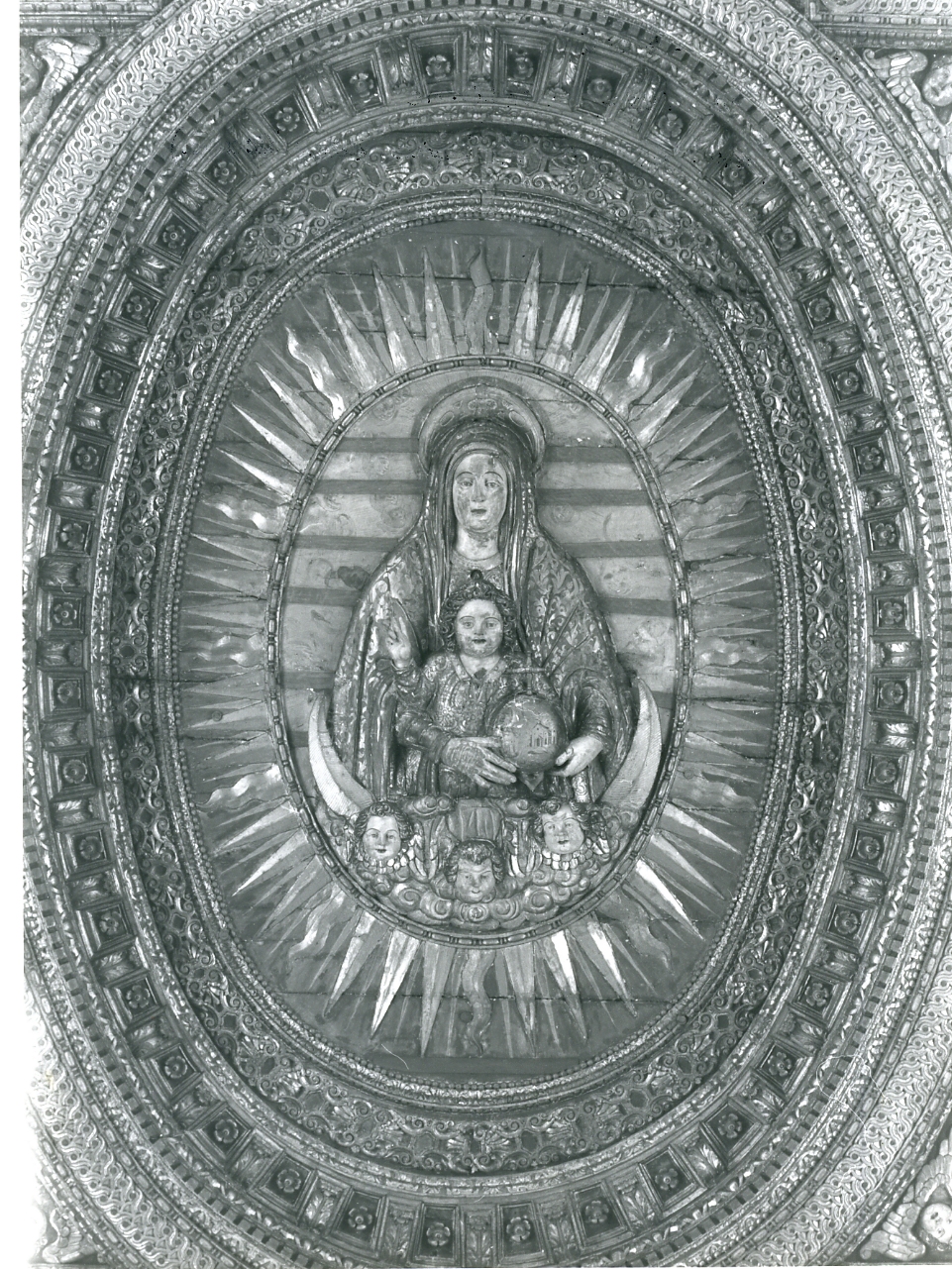Madonna della Vallicella, Madonna con Bambino (rilievo, elemento d'insieme) di De Simone Gian Giacomo, Ferrara Marco Antonio, Montella Nicola (sec. XVII)