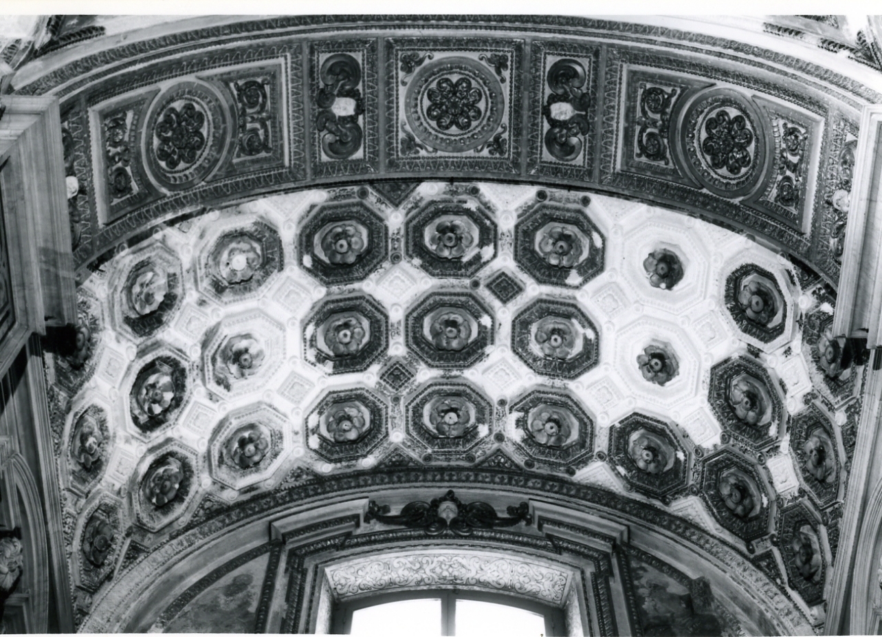 decorazione a rosone (decorazione plastico-architettonica, serie) di Di Bartolomeo Dionisio, Lazzari Jacopo (prima metà sec. XVII)