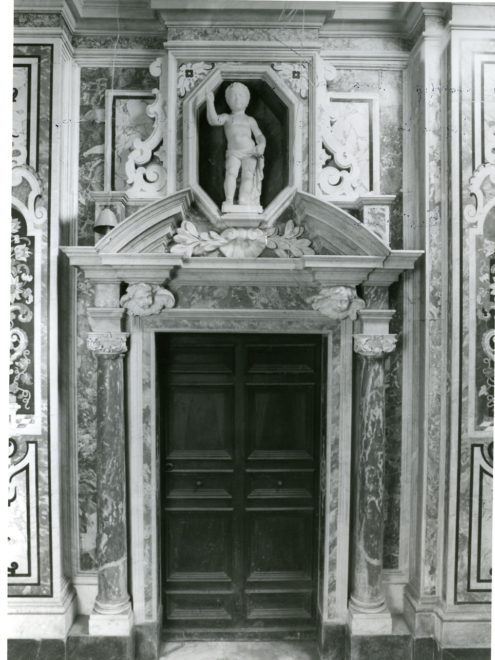 motivi decorativi vegetali con figure alate (mostra di porta, serie) di Lazzari Jacopo (sec. XVII)