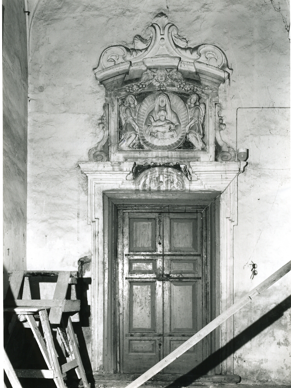 Madonna della Vallicella, Madonna con Bambino (mostra di porta, insieme) di Lazzari Jacopo (sec. XVII)